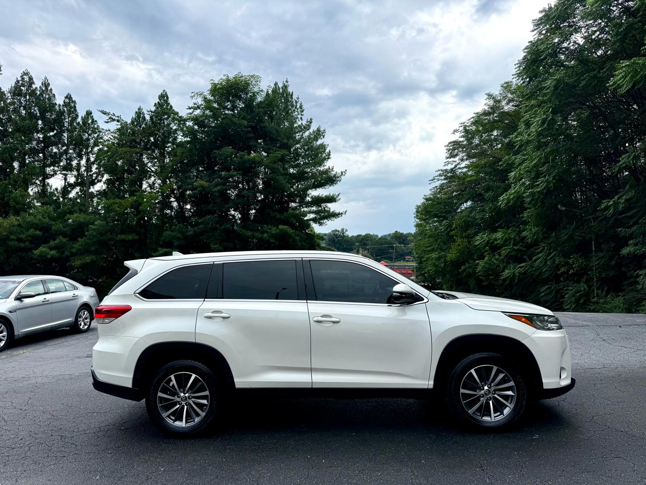 Toyota Highlander SE FWD V6 2019