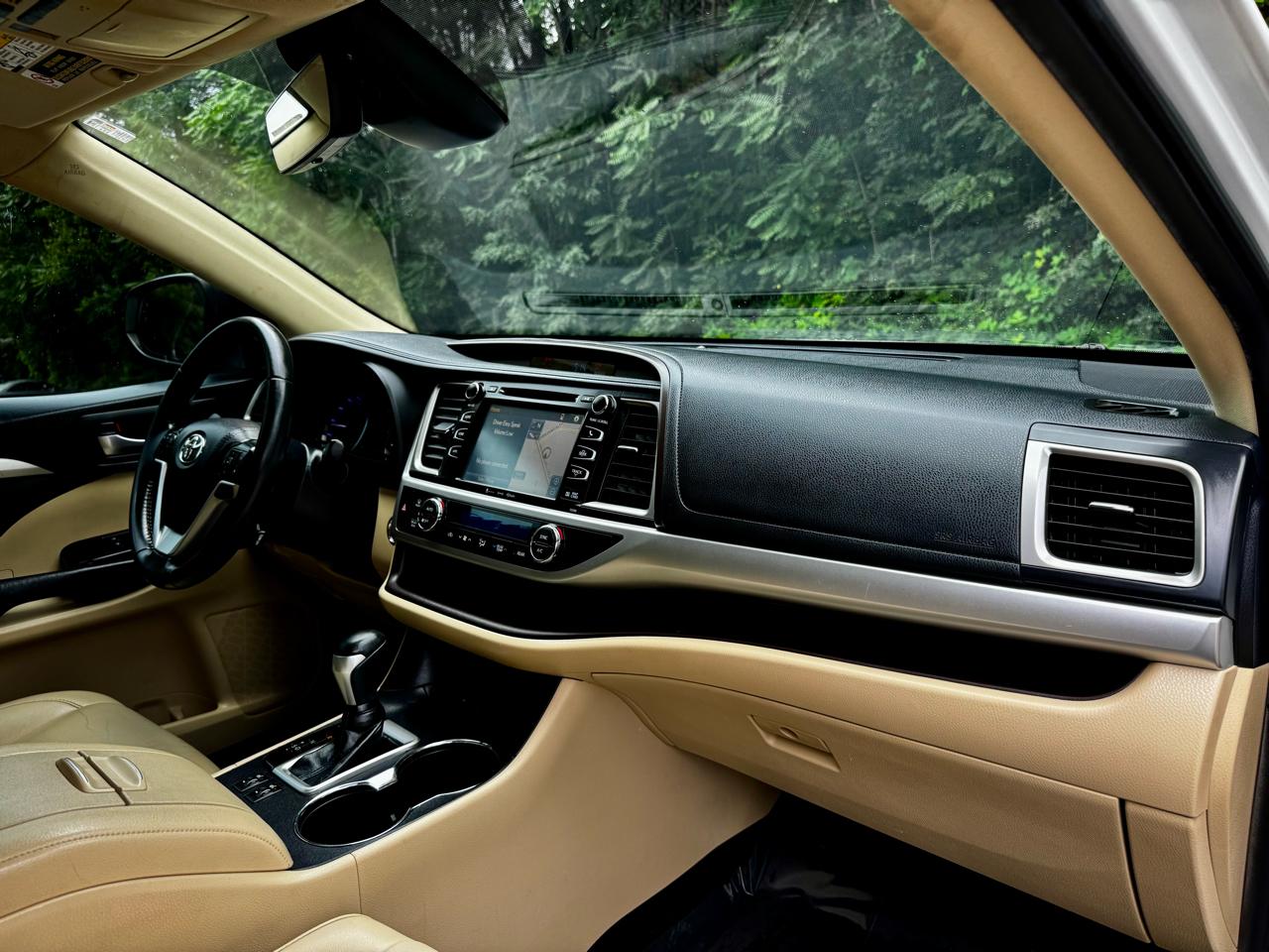 Toyota Highlander SE FWD V6 2019