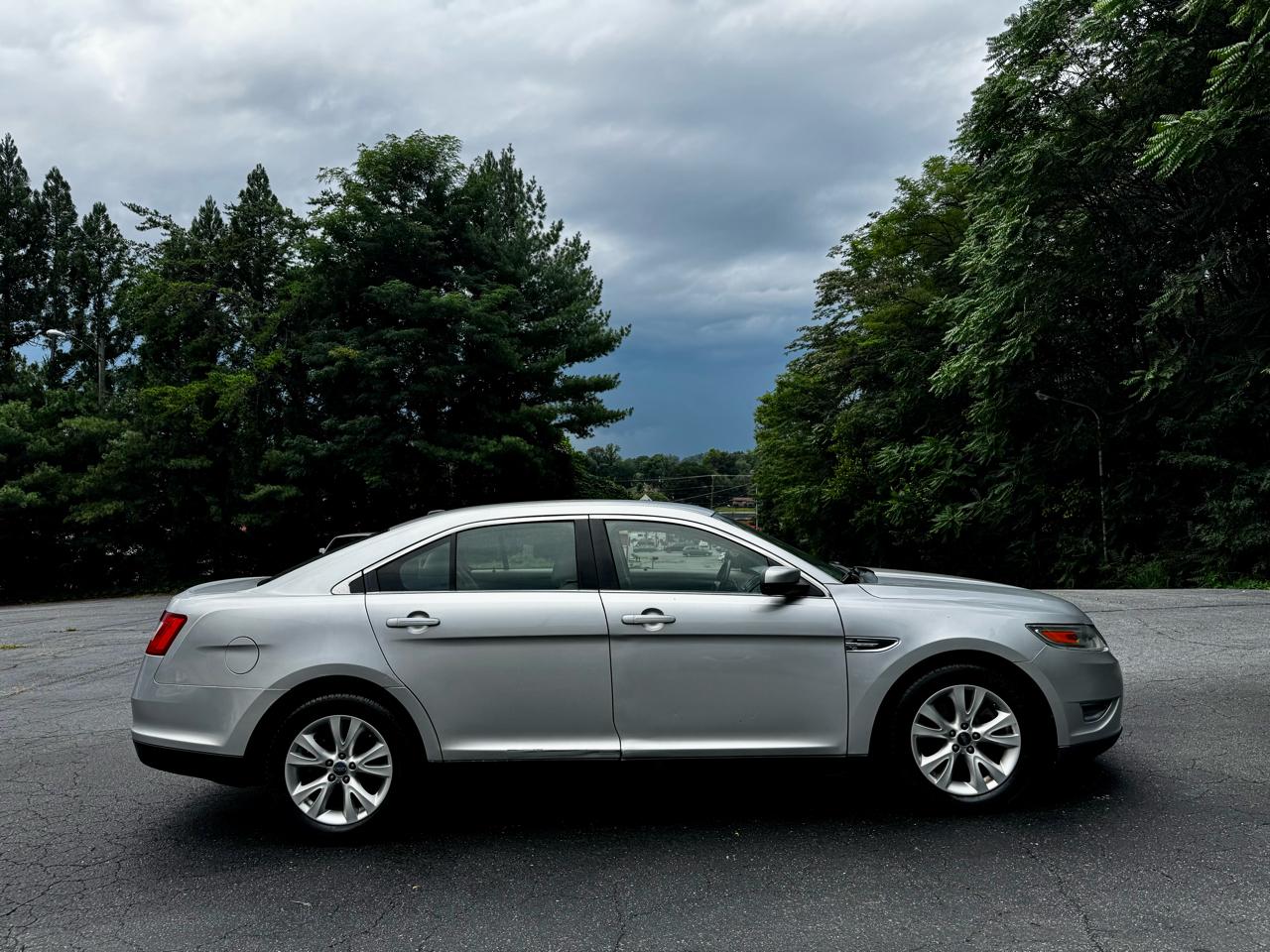 Ford Taurus SEL FWD 2010