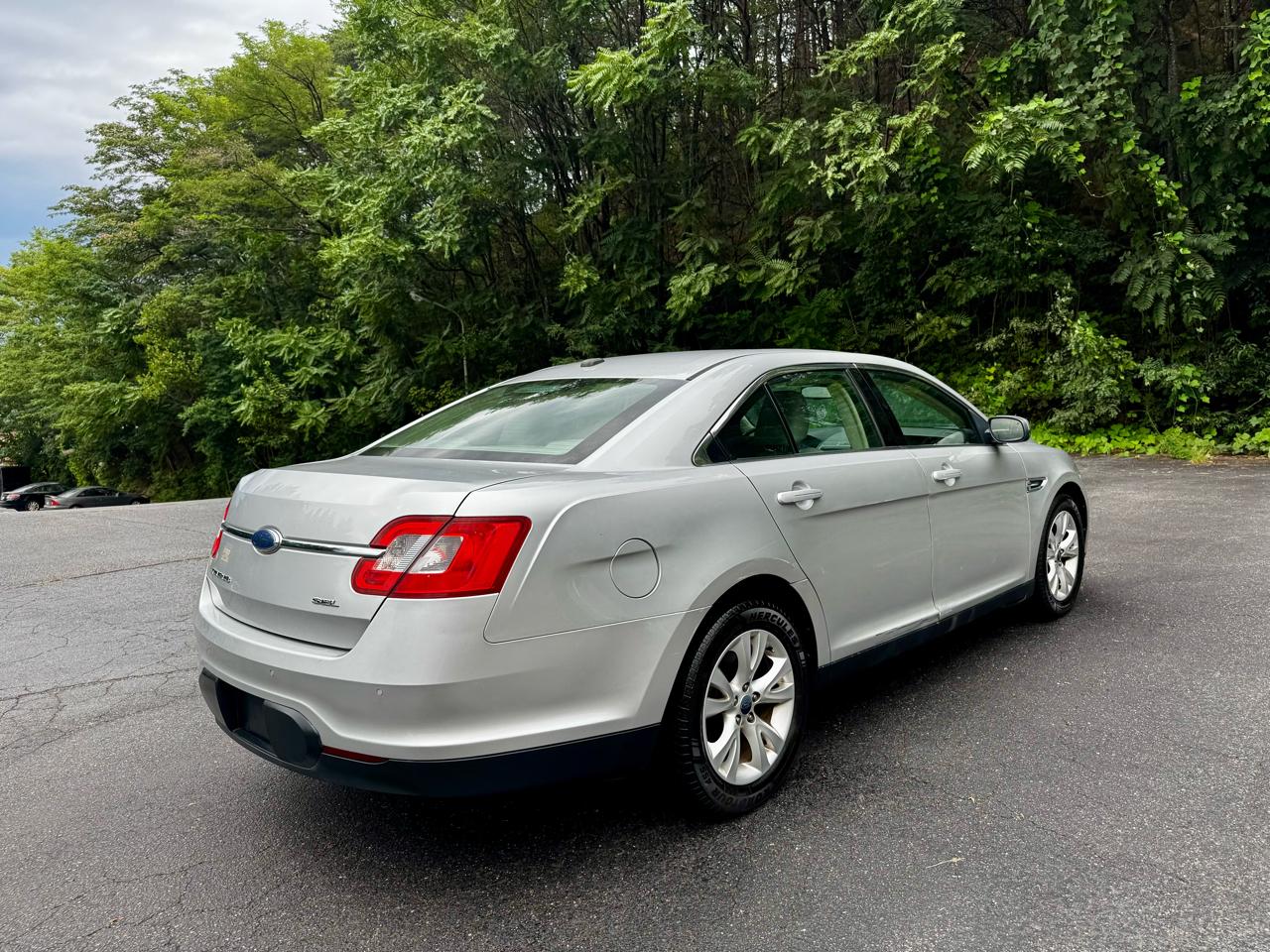 Ford Taurus SEL FWD 2010
