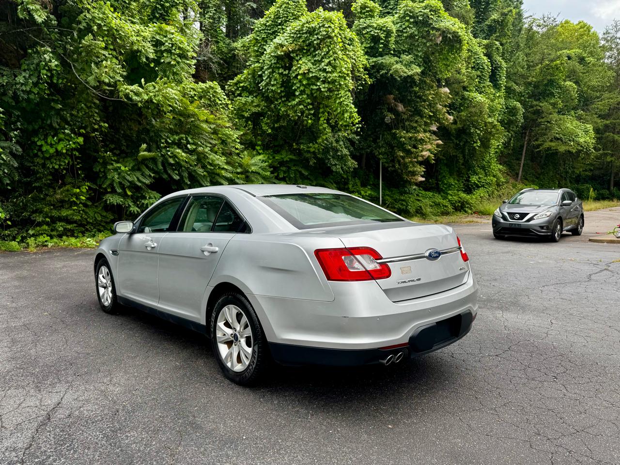 Ford Taurus SEL FWD 2010