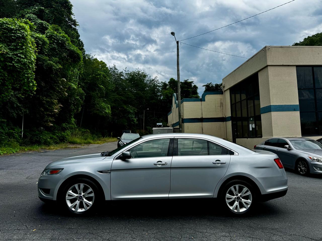 Ford Taurus SEL FWD 2010