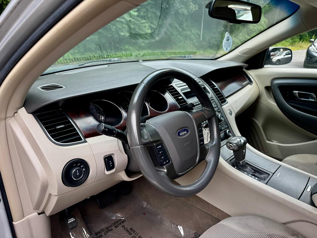 Ford Taurus SEL FWD 2010