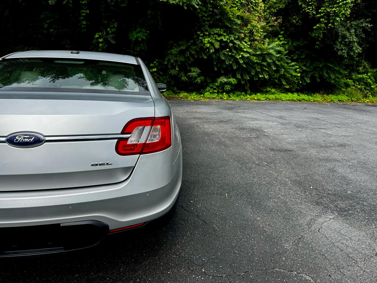 Ford Taurus SEL FWD 2010