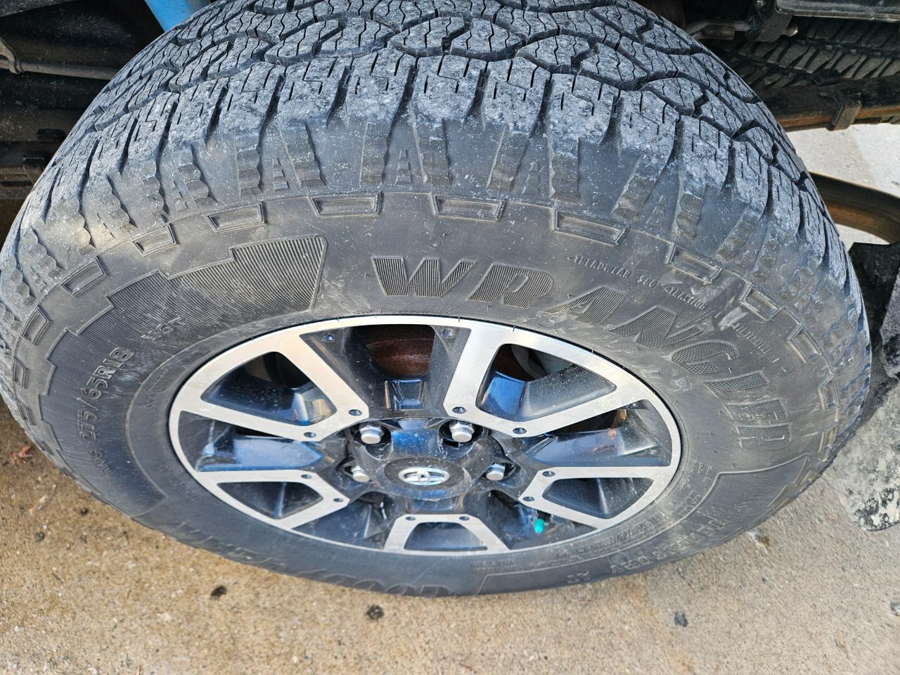 Toyota Tundra 4WD Truck CrewMax 5.7L FFV V8 6-Spd AT LTD (Natl) 2016