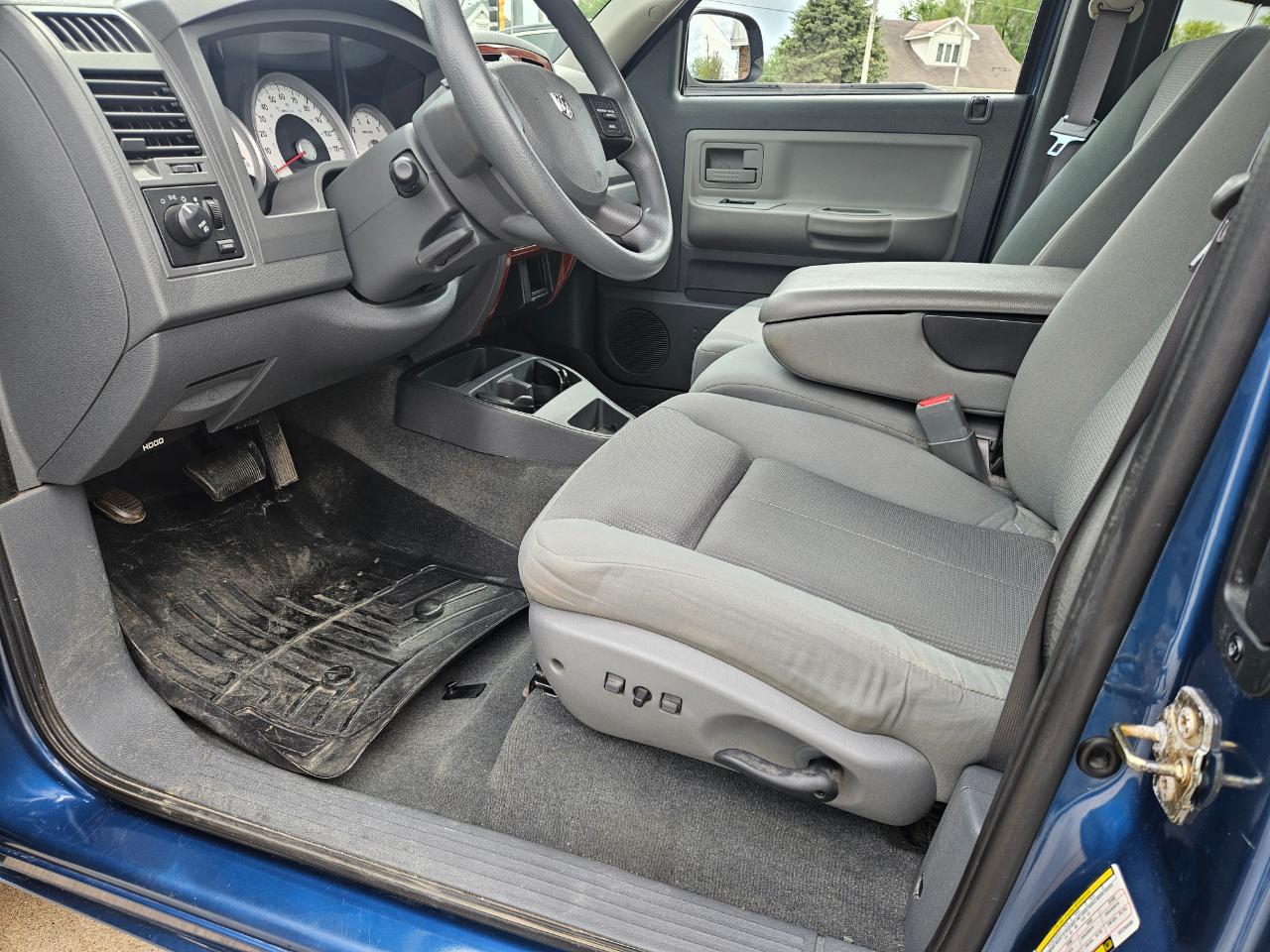 Dodge Dakota 2dr Club Cab 131" WB SLT 2005