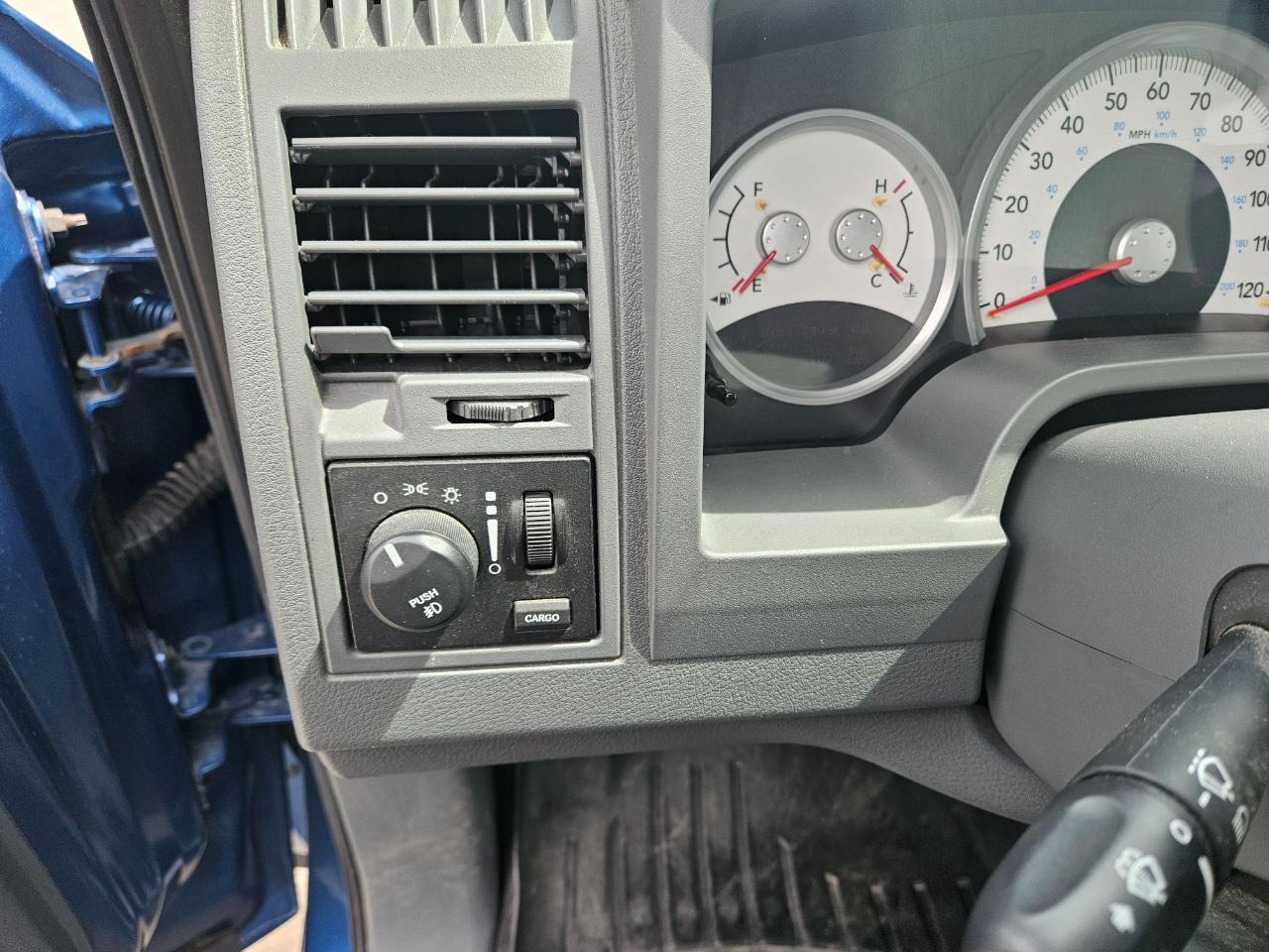 Dodge Dakota 2dr Club Cab 131" WB SLT 2005