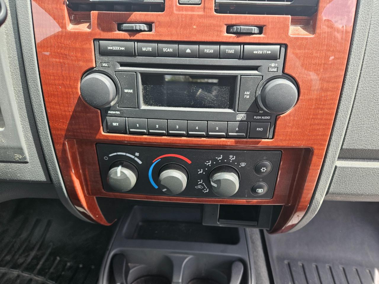 Dodge Dakota 2dr Club Cab 131" WB SLT 2005
