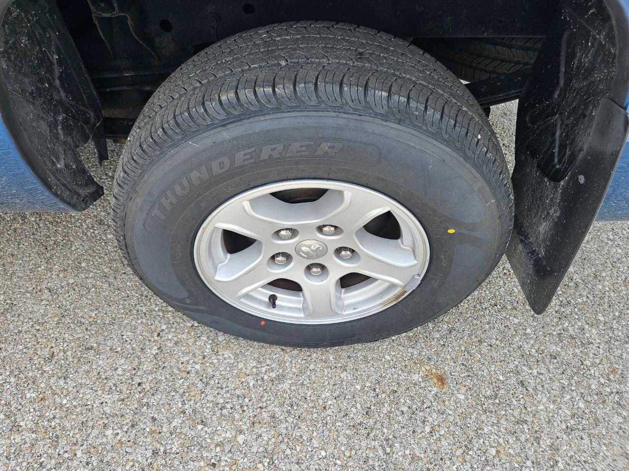 Dodge Dakota 2dr Club Cab 131" WB SLT 2005
