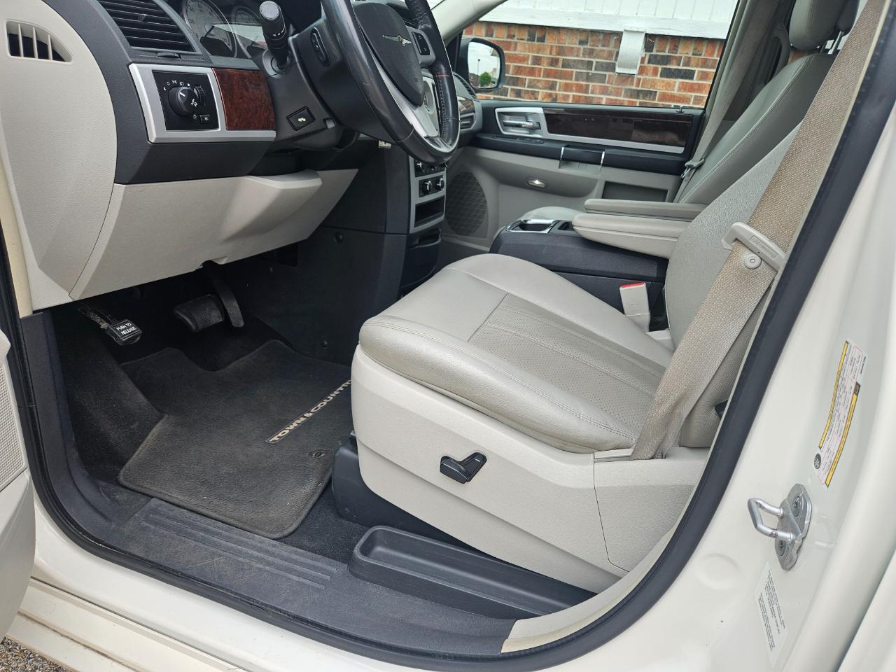 Chrysler Town & Country 4dr Wgn Touring Plus 2010