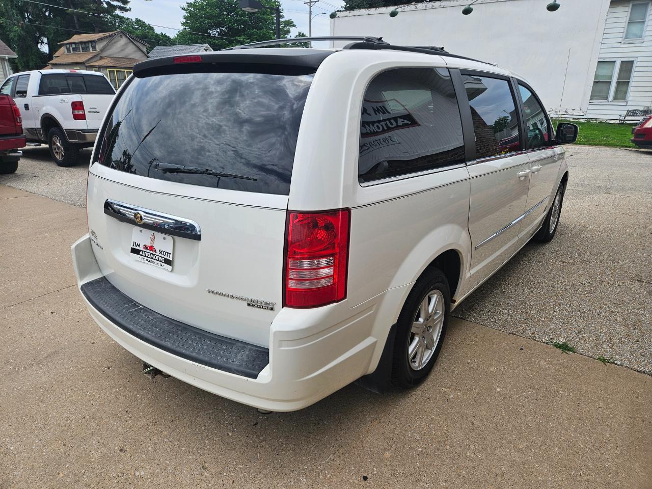 Chrysler Town & Country 4dr Wgn Touring Plus 2010