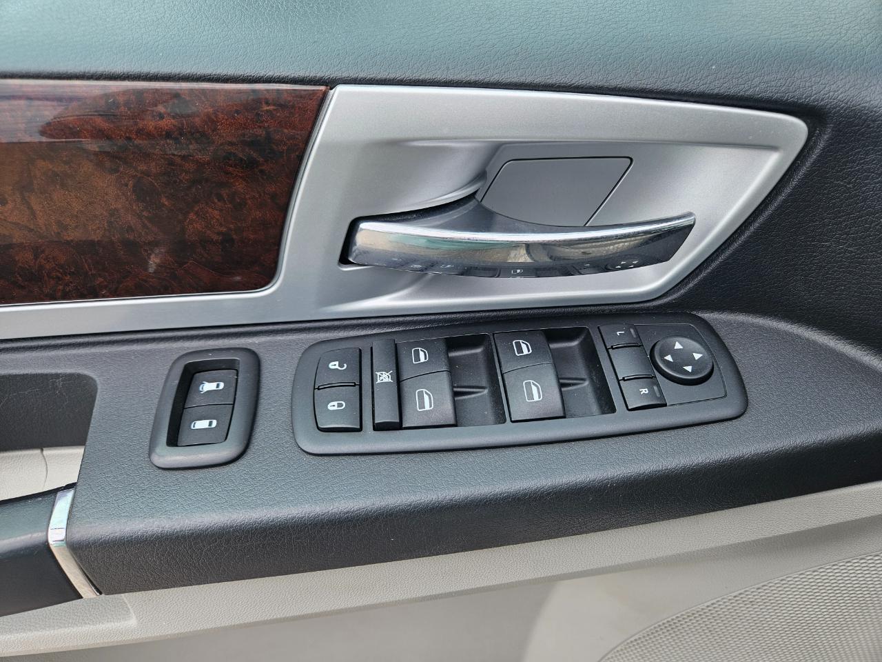Chrysler Town & Country 4dr Wgn Touring Plus 2010