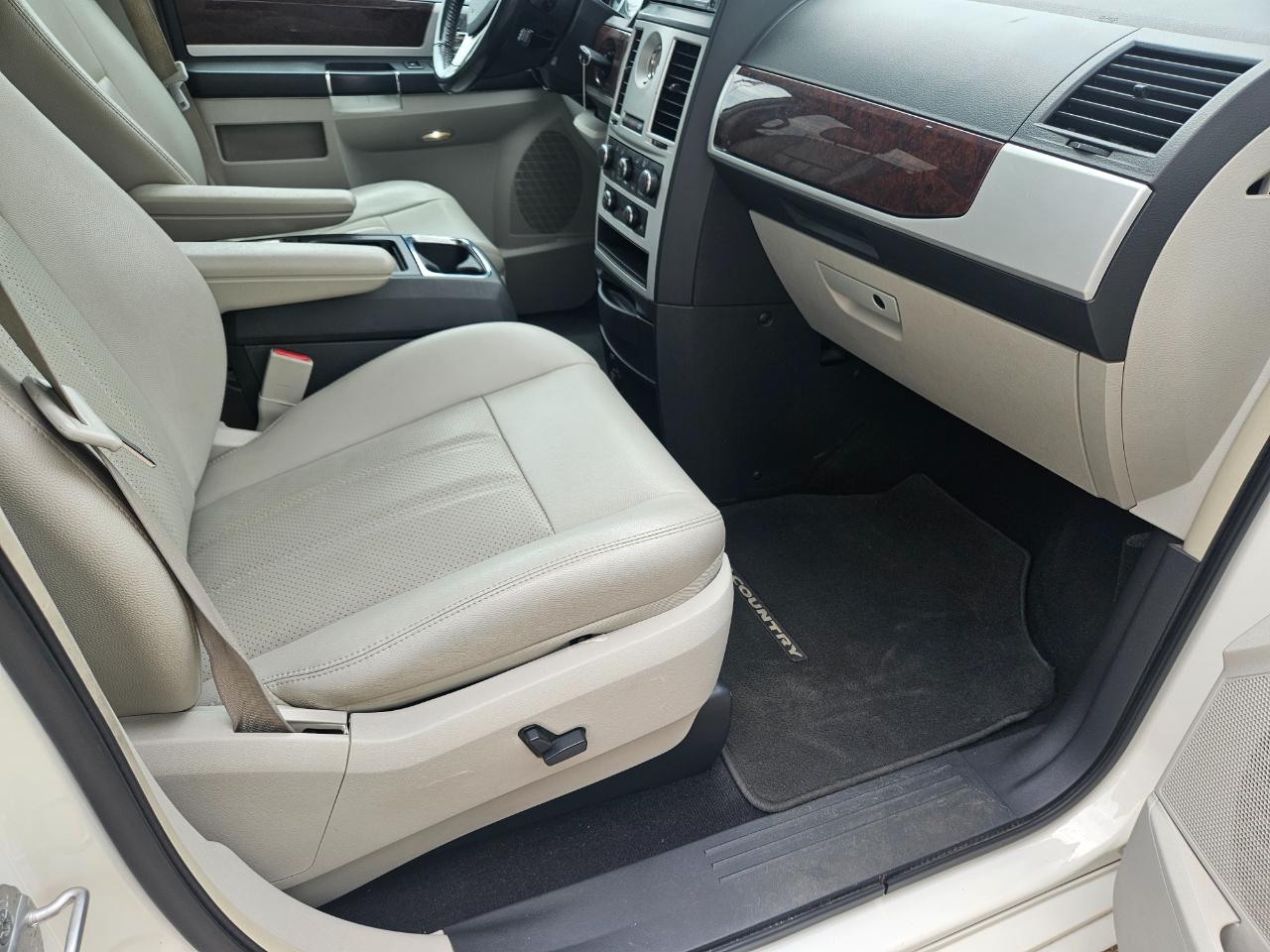 Chrysler Town & Country 4dr Wgn Touring Plus 2010