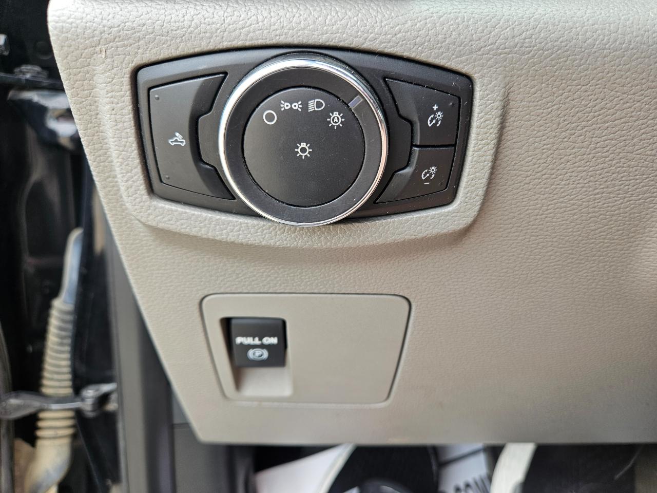 Ford F-150 4WD Reg Cab 141" XL 2016