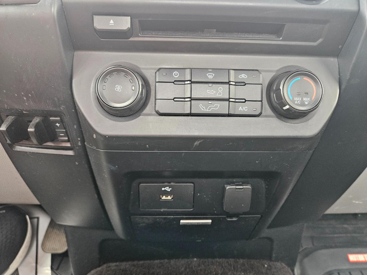 Ford F-150 4WD Reg Cab 141" XL 2016