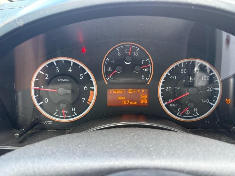 Nissan Titan SV Crew Cab 4WD 2012