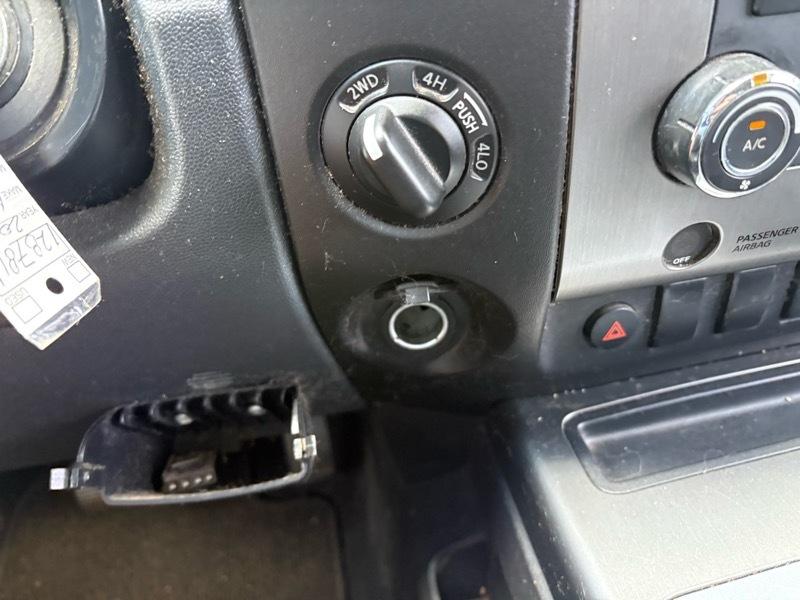 Nissan Titan SV Crew Cab 4WD 2012