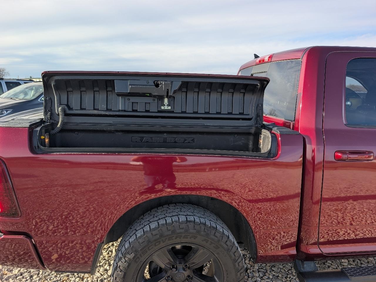 RAM 1500 4WD Crew Cab 140.5" Night 2018