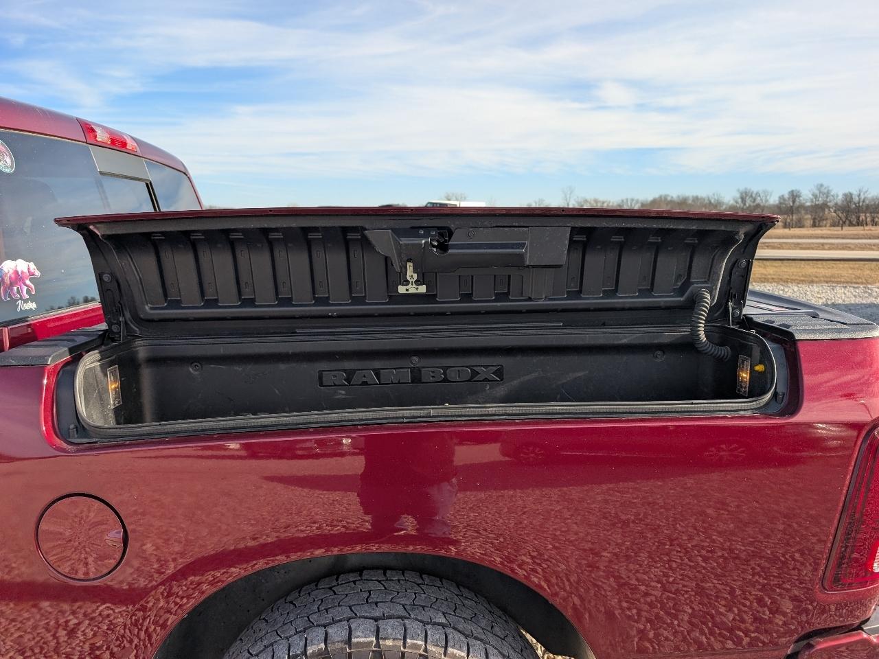 RAM 1500 4WD Crew Cab 140.5" Night 2018