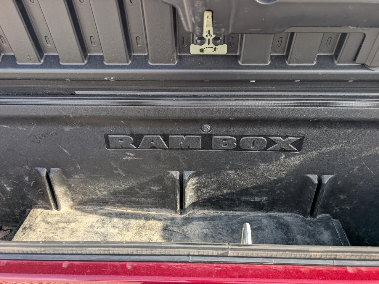 RAM 1500 4WD Crew Cab 140.5" Night 2018