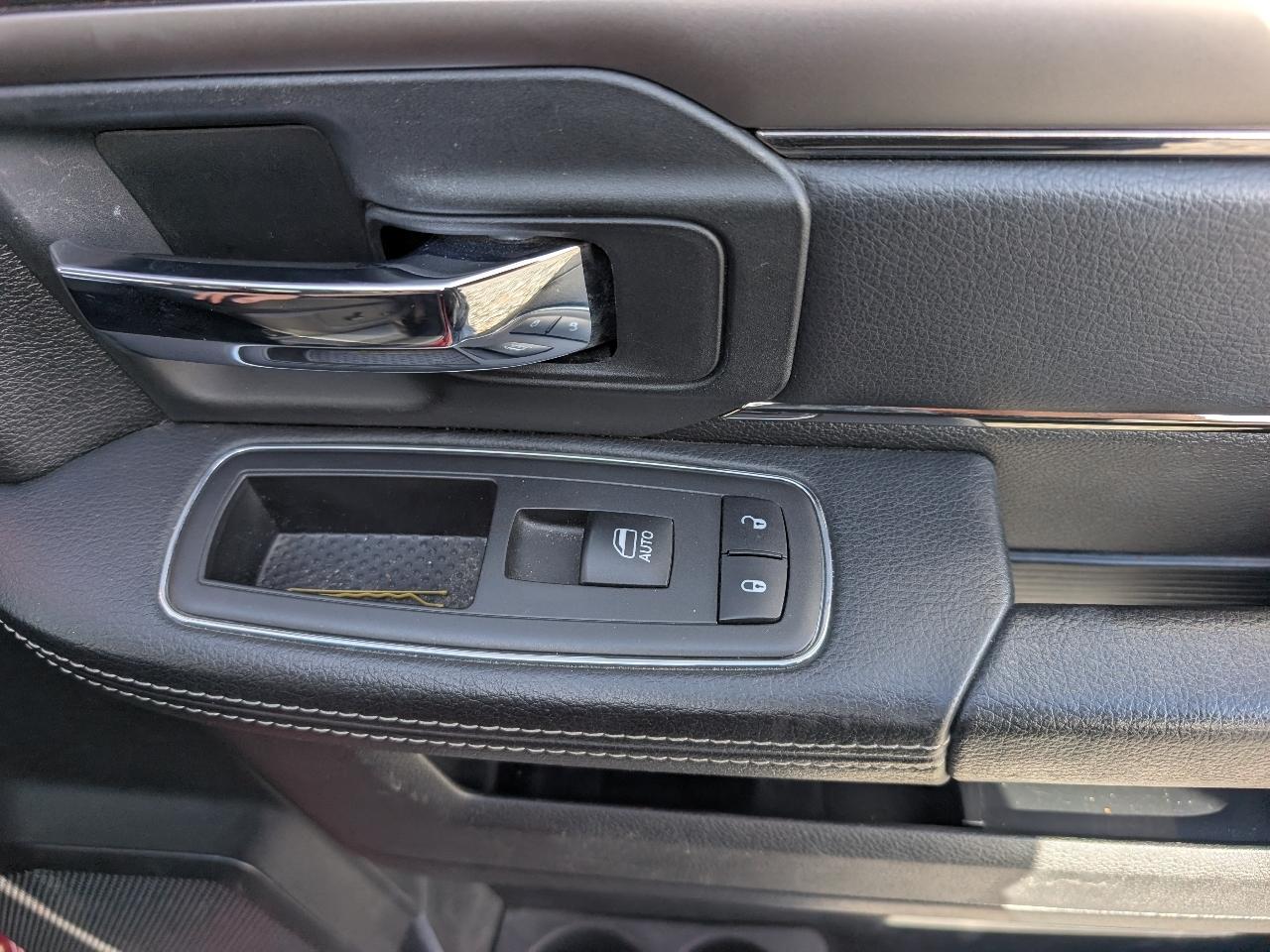 RAM 1500 4WD Crew Cab 140.5" Night 2018