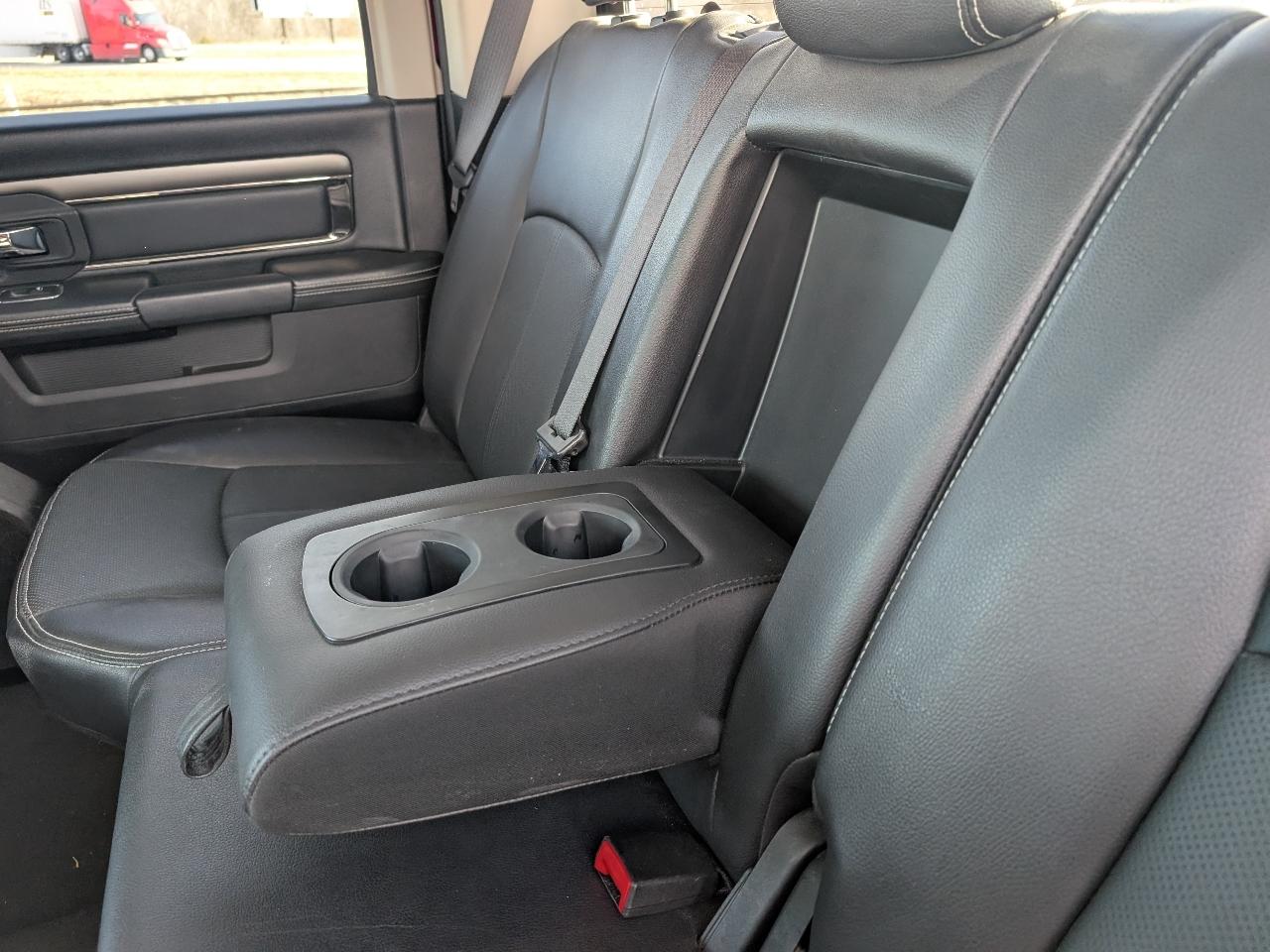 RAM 1500 4WD Crew Cab 140.5" Night 2018