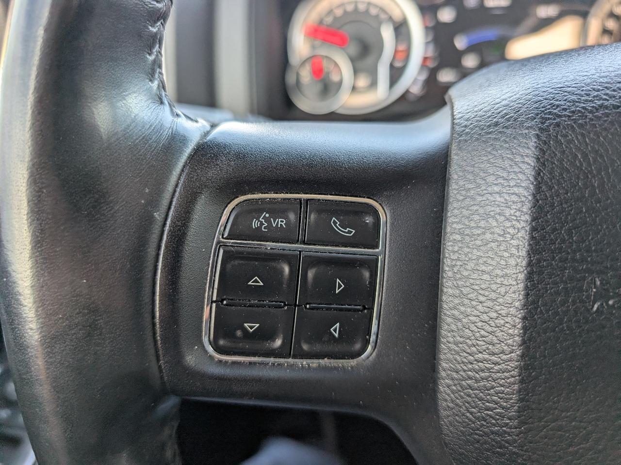 RAM 1500 4WD Crew Cab 140.5" Night 2018