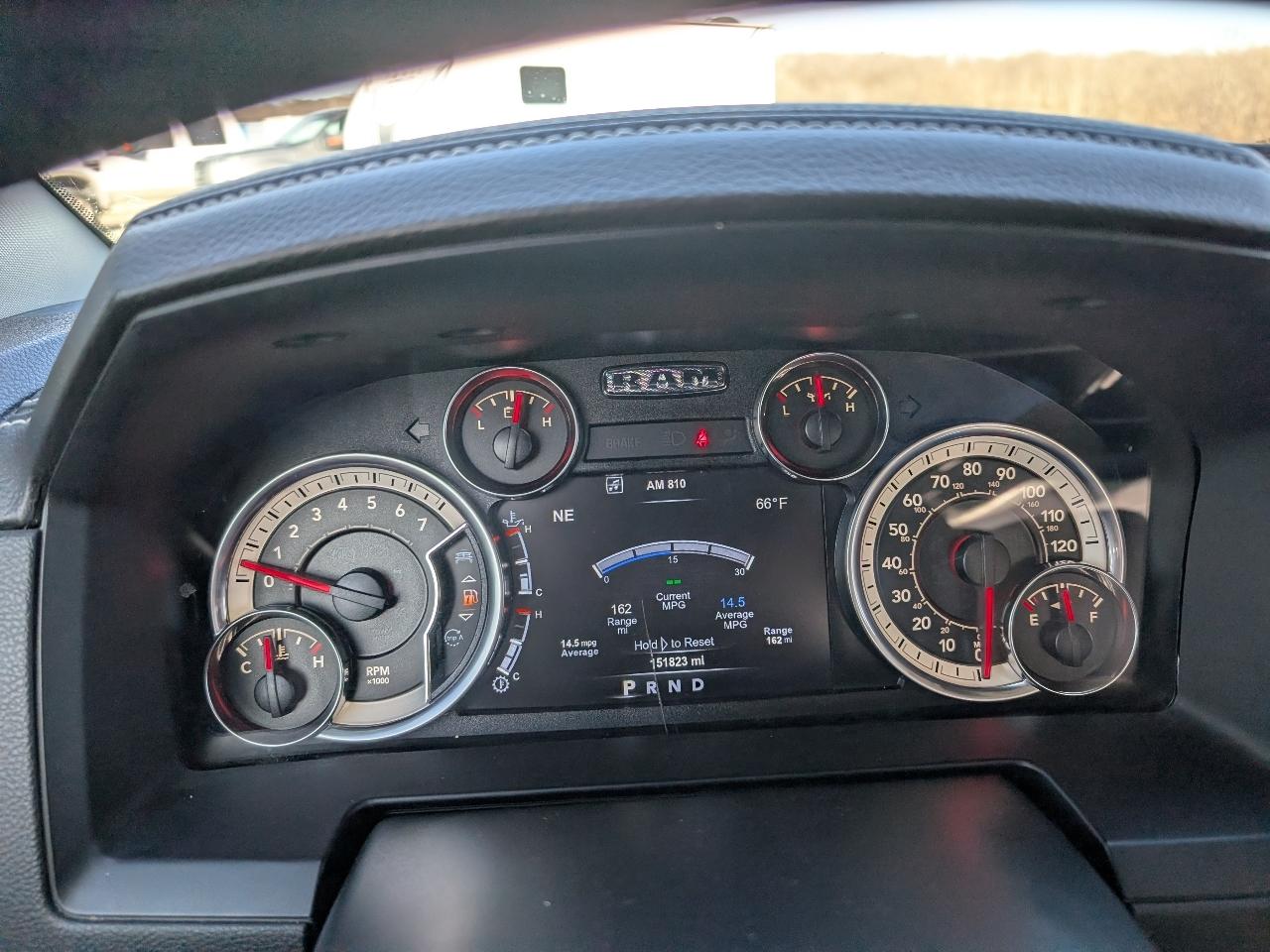 RAM 1500 4WD Crew Cab 140.5" Night 2018