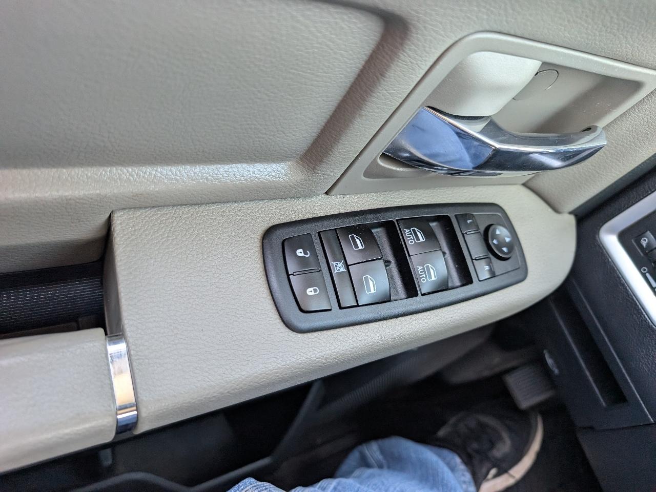 RAM 1500 4WD Crew Cab 149" SLT 2011