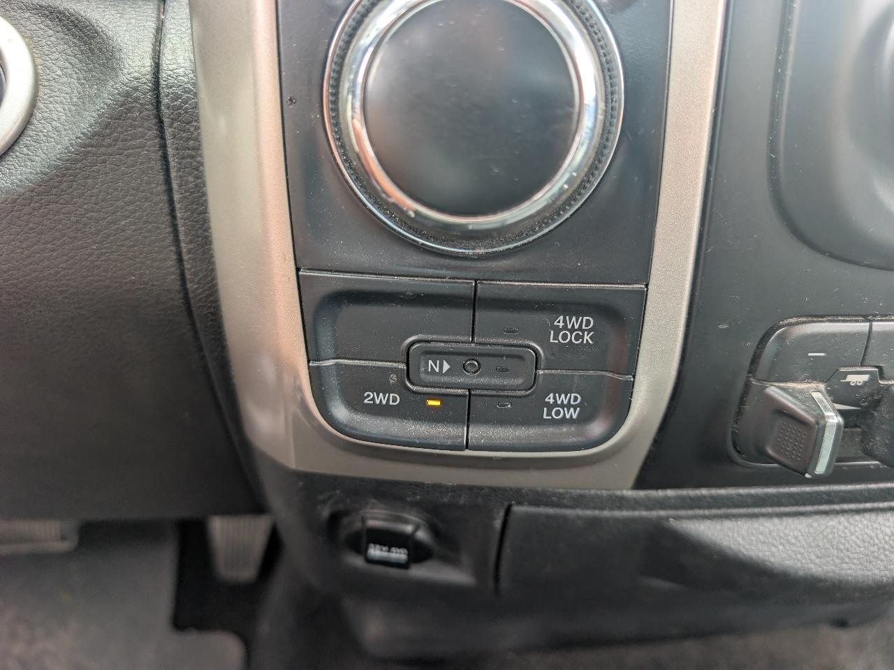 RAM 1500 4WD Crew Cab 140.5" Outdoorsman 2017