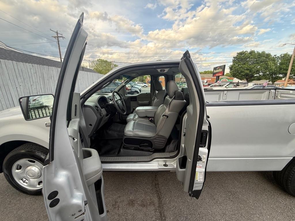 Ford F-150 XL 2WD 2005