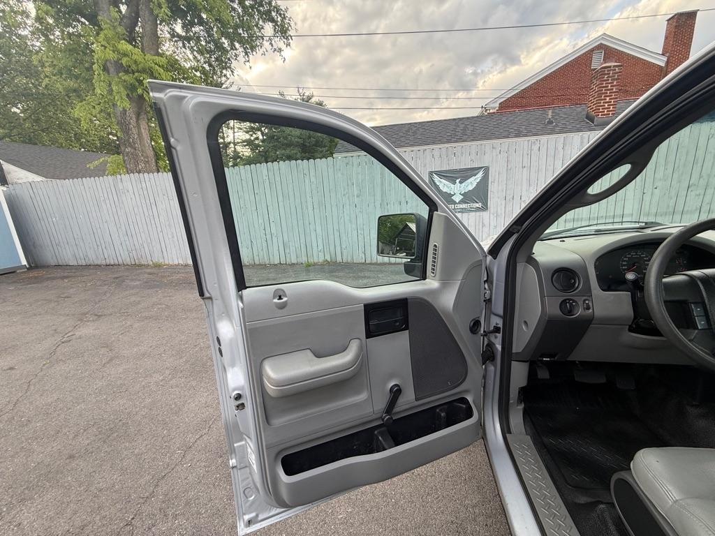 Ford F-150 XL 2WD 2005