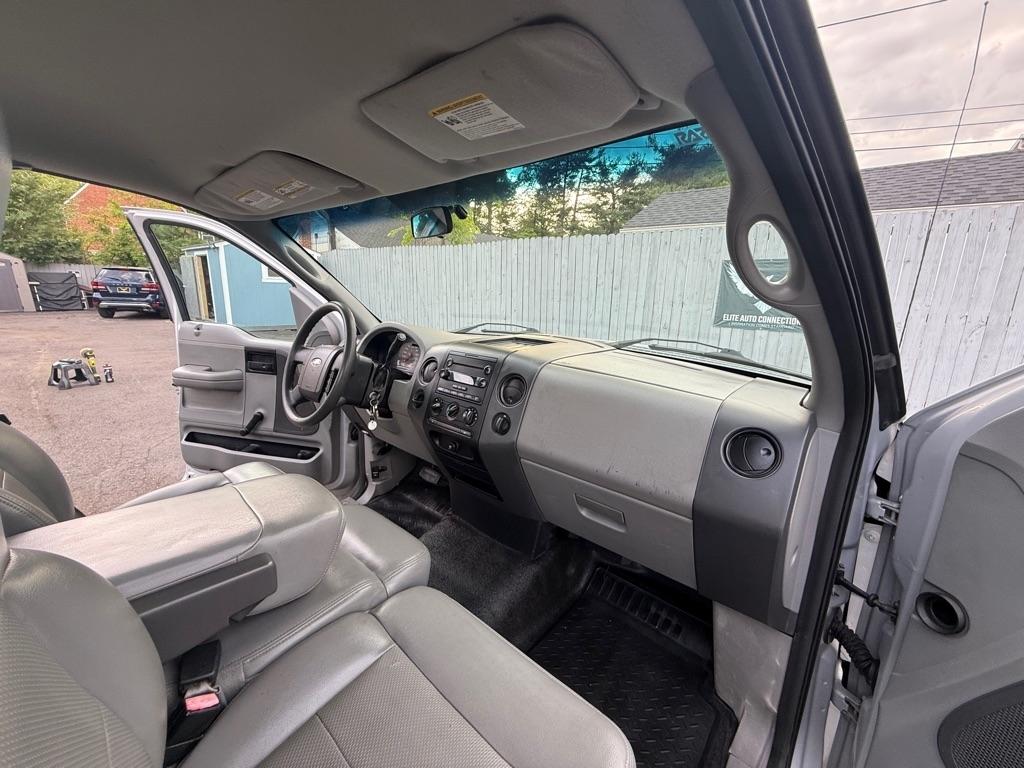 Ford F-150 XL 2WD 2005