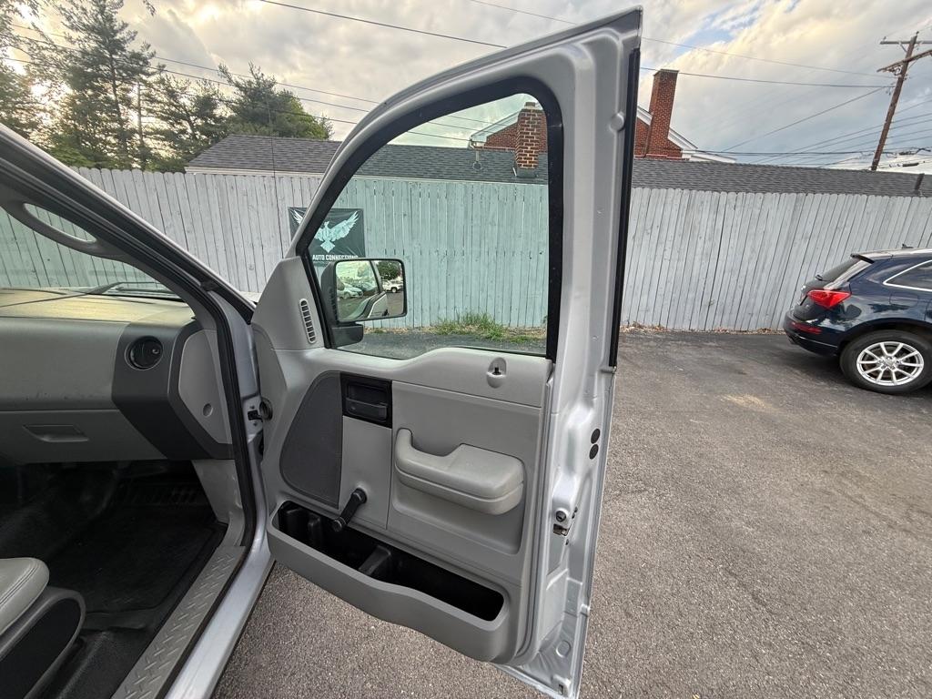 Ford F-150 XL 2WD 2005