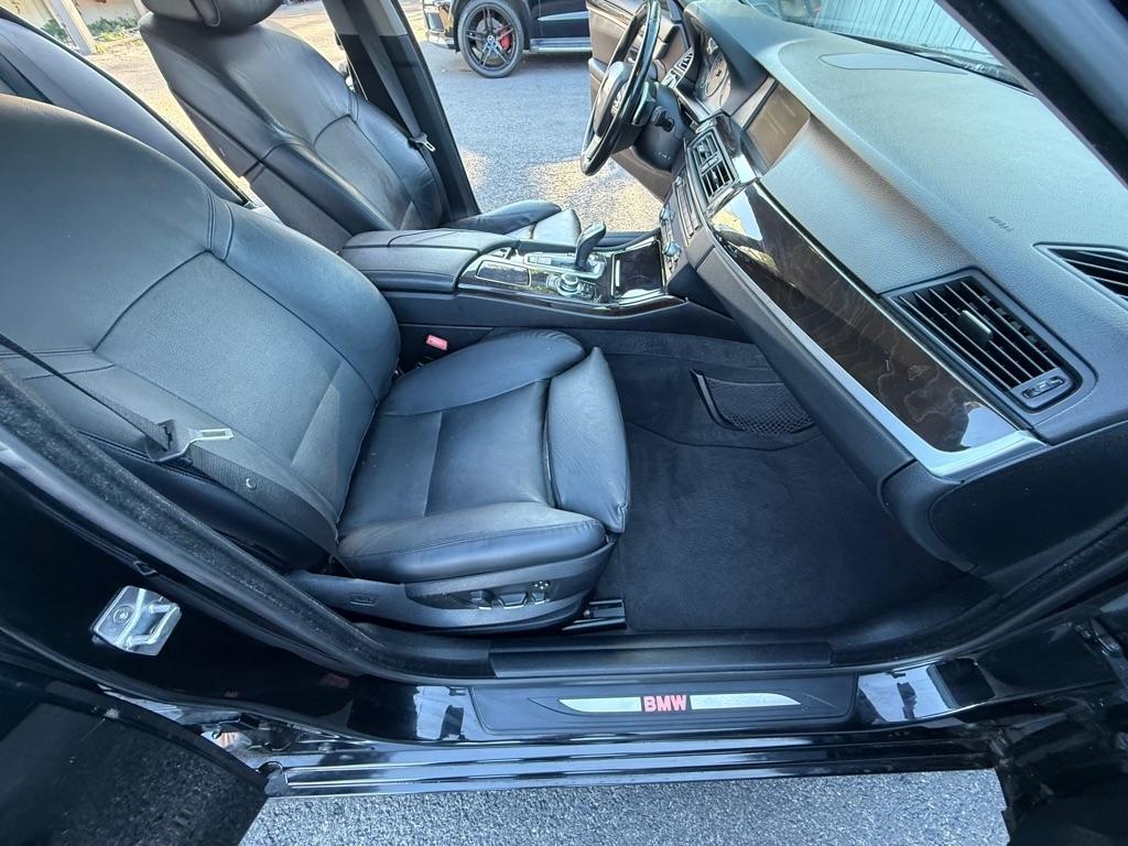 BMW 5-Series 550i 2011