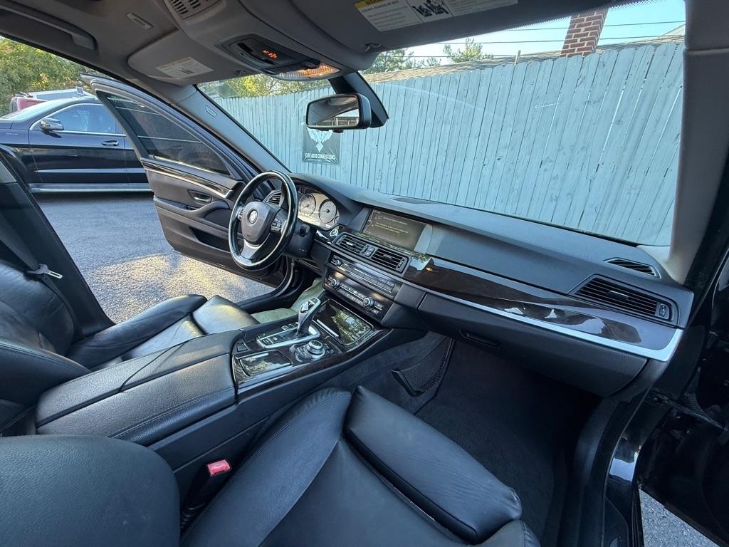 BMW 5-Series 550i 2011