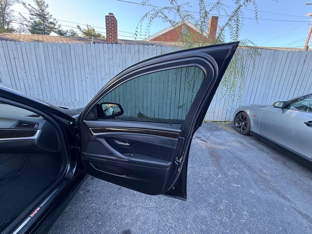BMW 5-Series 550i 2011