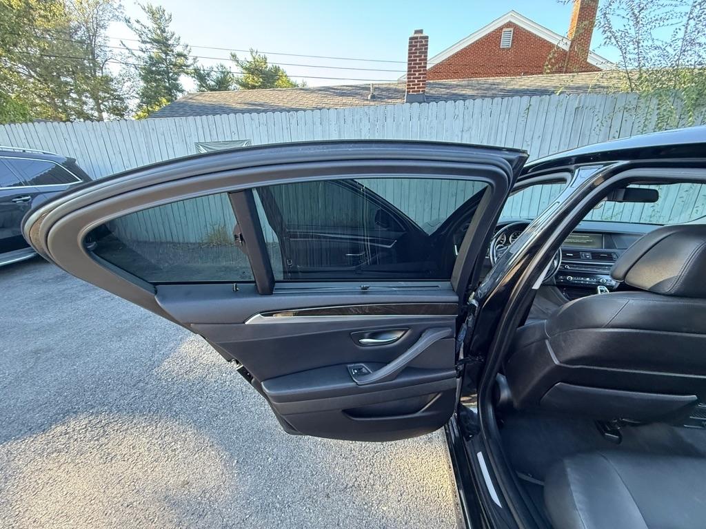 BMW 5-Series 550i 2011