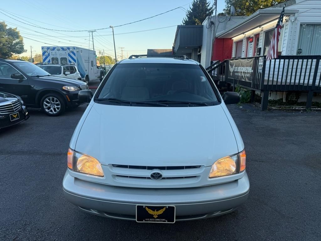 Toyota Sienna XLE 4-Door 2000