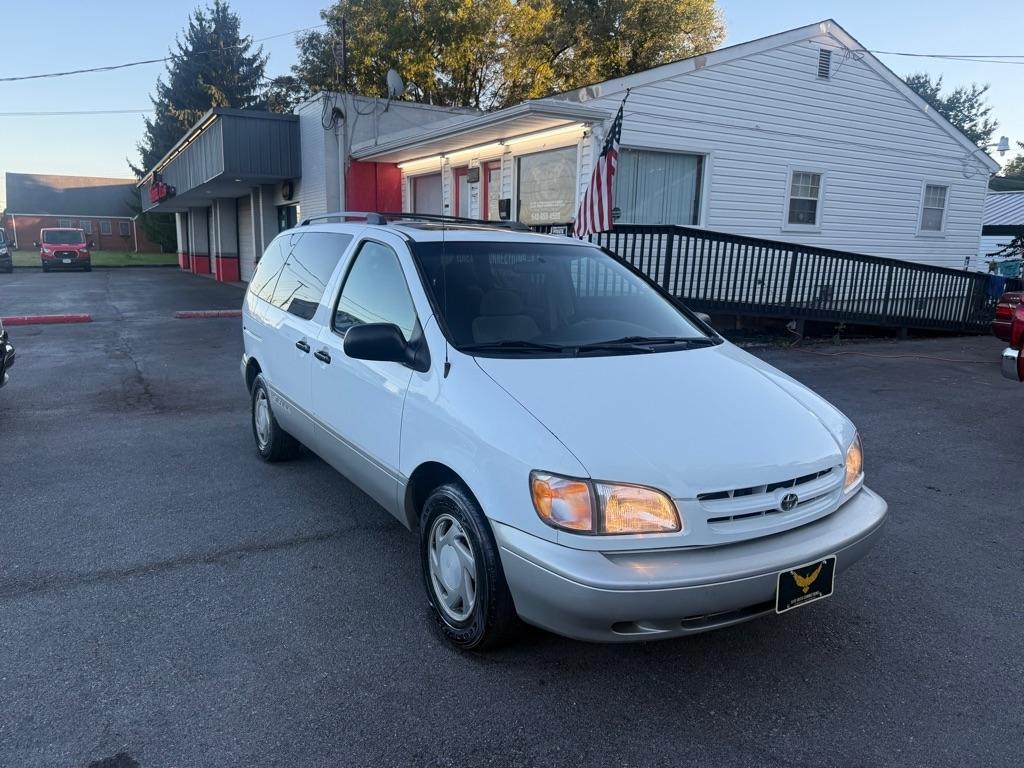 Toyota Sienna XLE 4-Door 2000