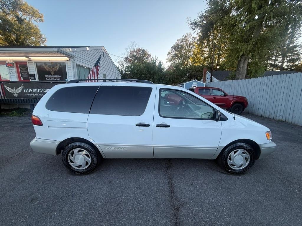 Toyota Sienna XLE 4-Door 2000