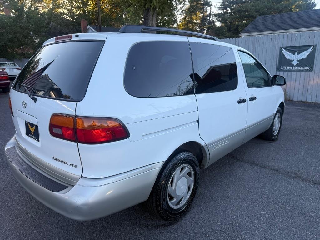 Toyota Sienna XLE 4-Door 2000