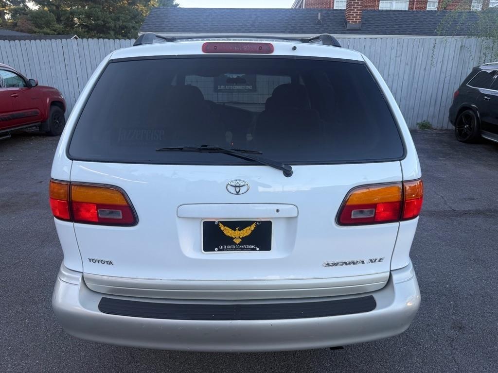 Toyota Sienna XLE 4-Door 2000