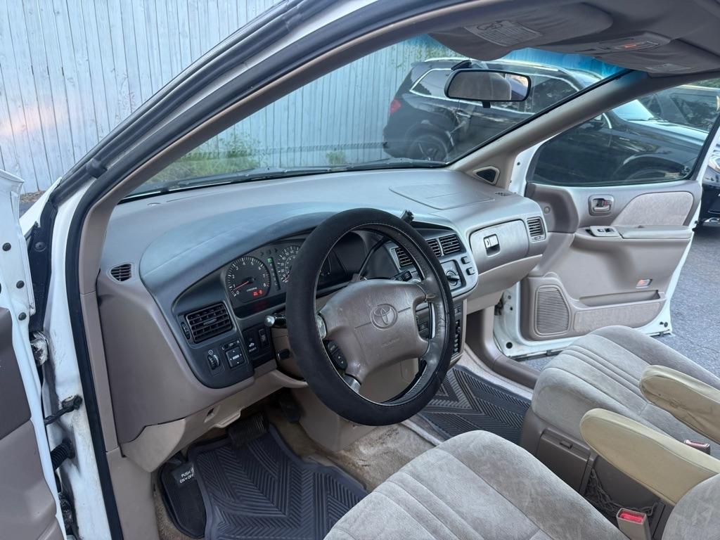 Toyota Sienna XLE 4-Door 2000