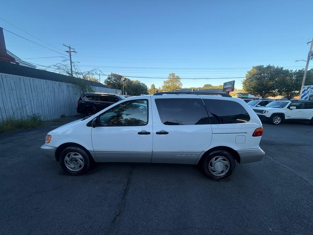Toyota Sienna XLE 4-Door 2000