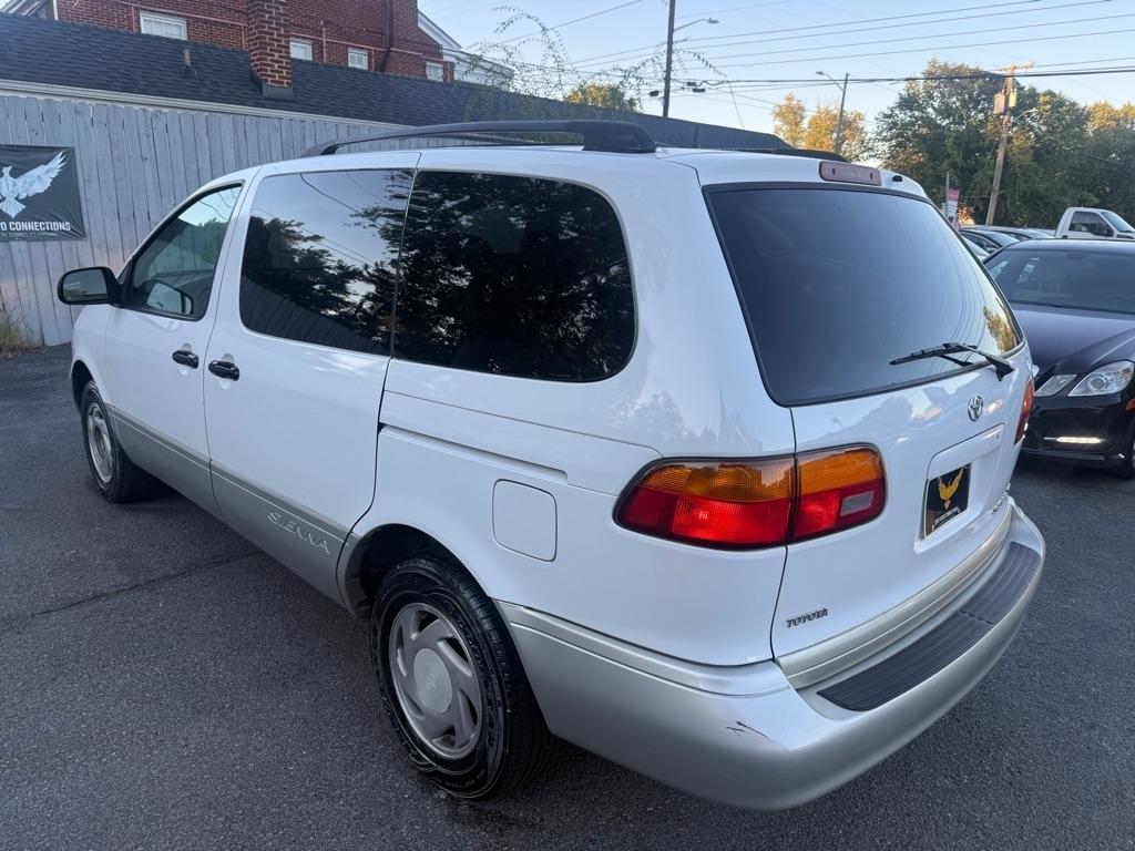 Toyota Sienna XLE 4-Door 2000