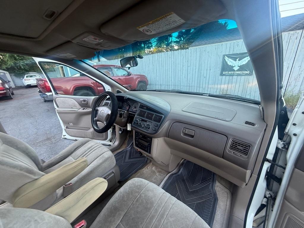 Toyota Sienna XLE 4-Door 2000