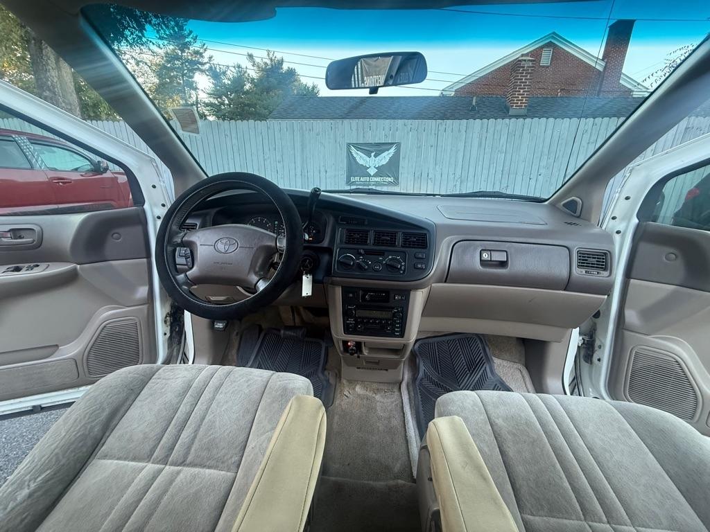 Toyota Sienna XLE 4-Door 2000