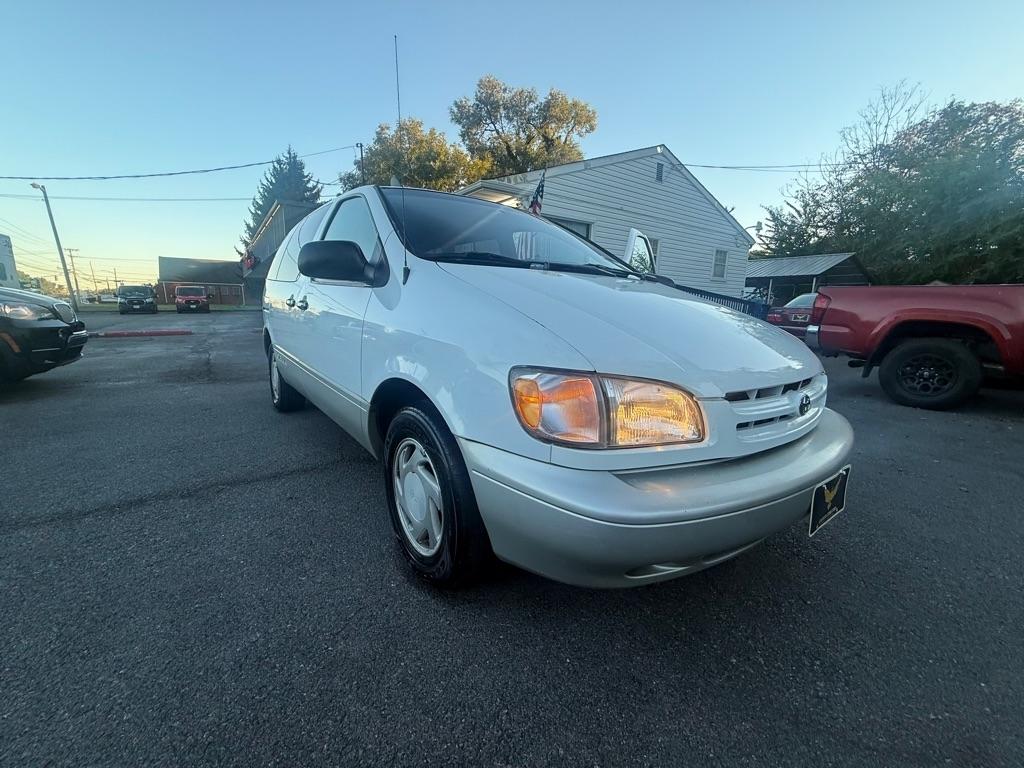 Toyota Sienna XLE 4-Door 2000