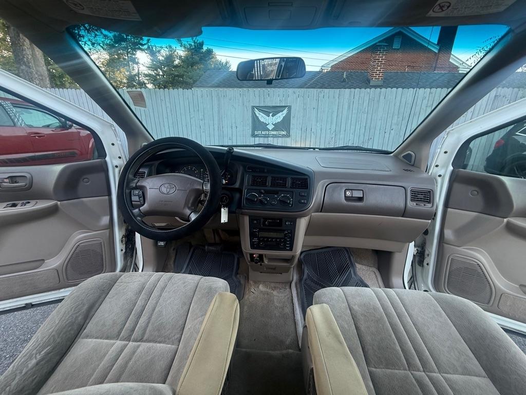 Toyota Sienna XLE 4-Door 2000